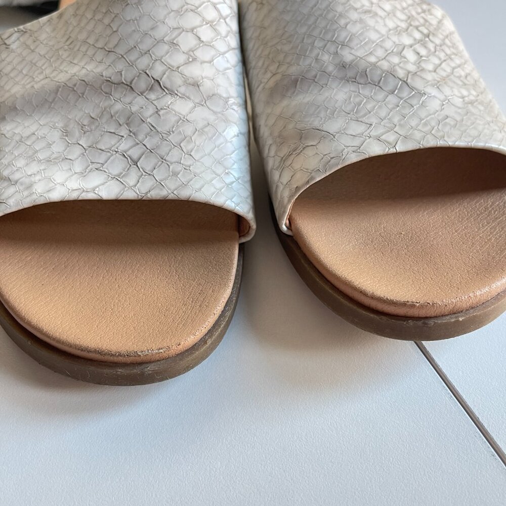 Steve Madden Women's Karolyn White Snakeskin Slides Slip On Sandals Size 9 - Picture 8 of 10